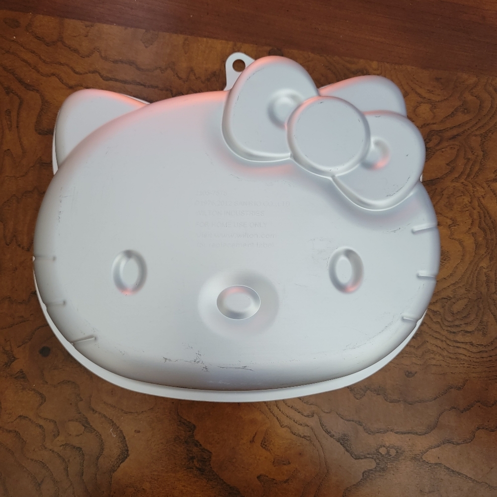 Wilton Hello Kitty Cake Pan 11" x 10" Aluminum 2012